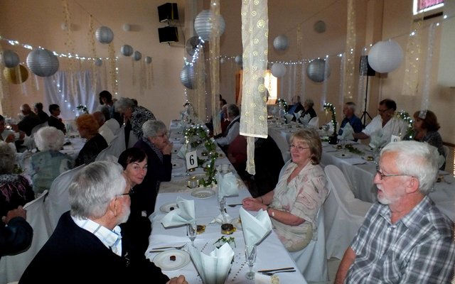 ‘n Gesellige oomblik tydens ‘n geselligheid van Seniors Burgers in Gansbaai AGS-gemeente se saal